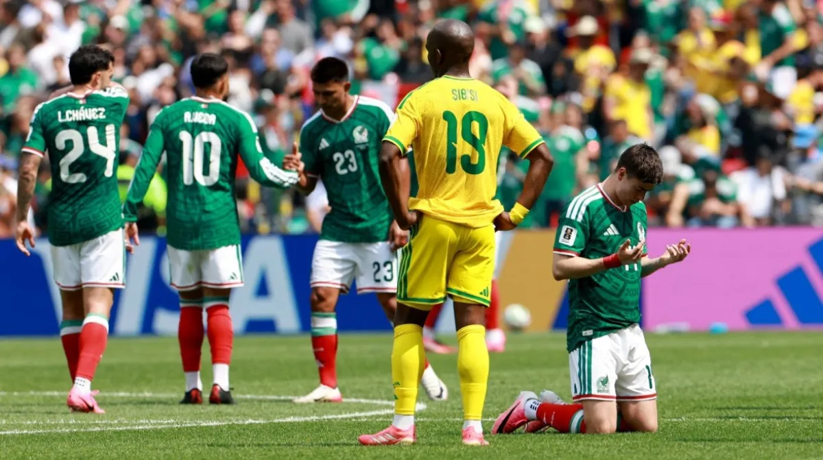 أحذية اللاعبين الوردية تثير الجدل في افتتاح كأس العالم