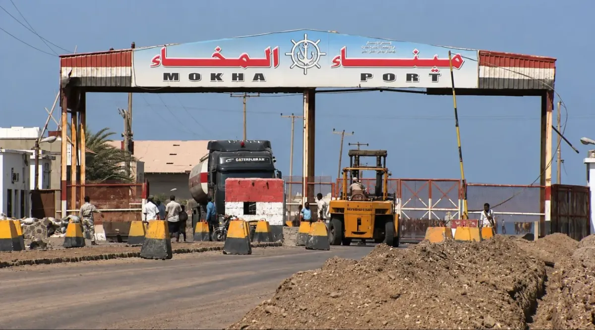 مدير ميناء المخا: القصف الحوثي أسفر عن مقتل سبعة أشخاص وخسائر تُقدّر بـ16 مليون دولار