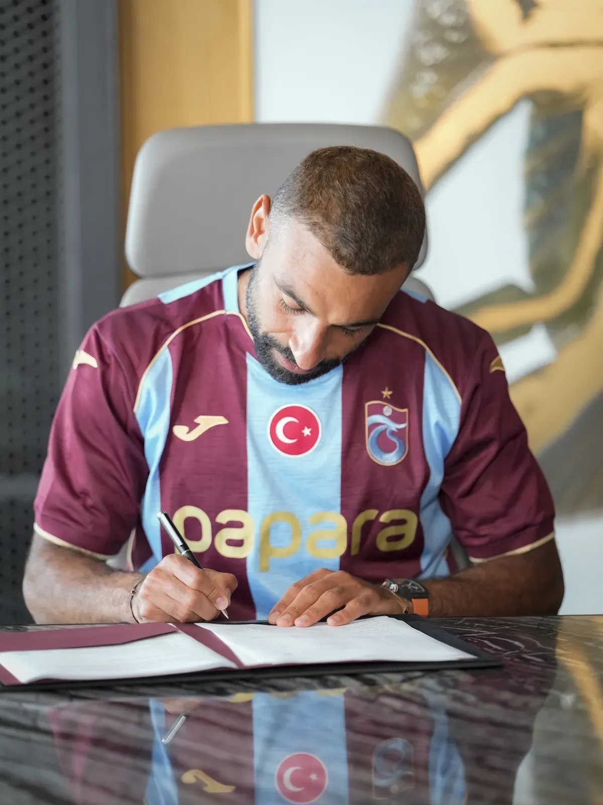 «طرابزون» يتوعد بملاحقة مستغلي محمد صلاح