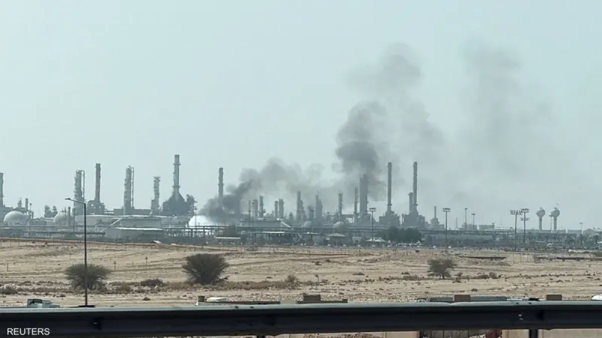 رويترز: سحابة دخان ونيران قرب منشأة لأرامكو في الرياض